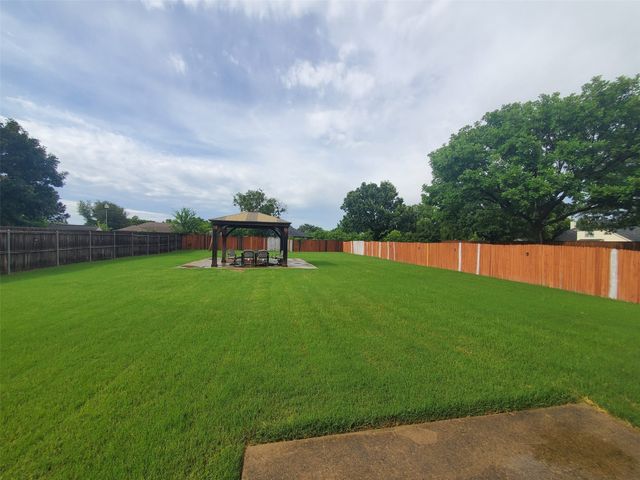 1024 Fair Oaks Drive, Grand Prairie, TX 75052