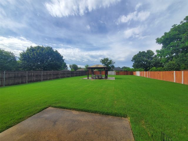 1024 Fair Oaks Drive, Grand Prairie, TX 75052