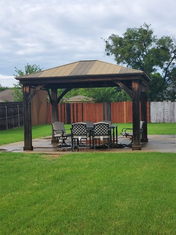 1024 Fair Oaks Drive, Grand Prairie, TX 75052