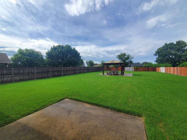 1024 Fair Oaks Drive, Grand Prairie, TX 75052