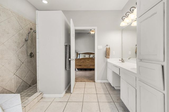 208 Cailin CT, Burnet, TX 78611