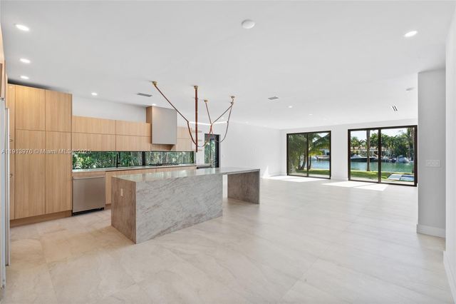 550 S Shore Dr, Miami Beach, FL 33141