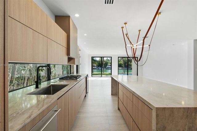 550 S Shore Dr, Miami Beach, FL 33141