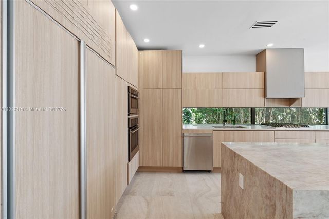 550 S Shore Dr, Miami Beach, FL 33141