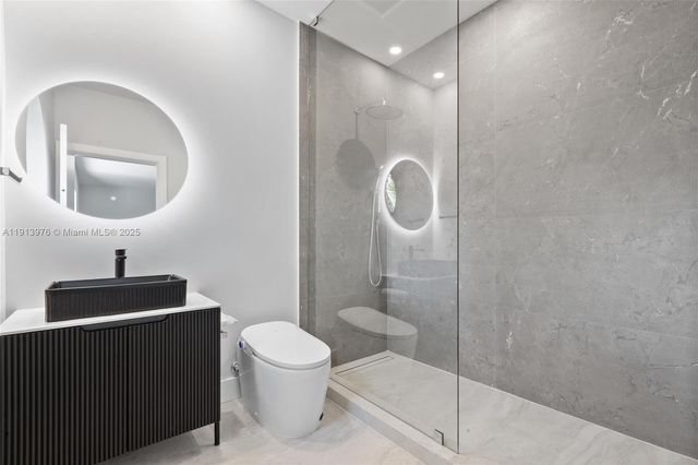 550 S Shore Dr, Miami Beach, FL 33141