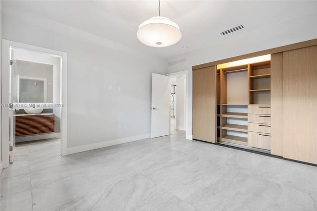 550 S Shore Dr, Miami Beach, FL 33141