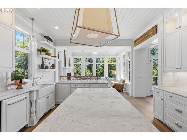 25125 Sw PETES MOUNTAIN Rd, West Linn, OR 97068