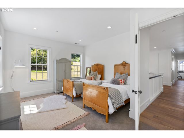 25125 Sw PETES MOUNTAIN Rd, West Linn, OR 97068