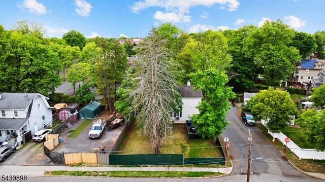 632 Millers Ln, Rahway City, NJ 07065