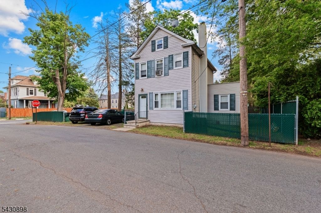 632 Millers Ln, Rahway City, NJ 07065