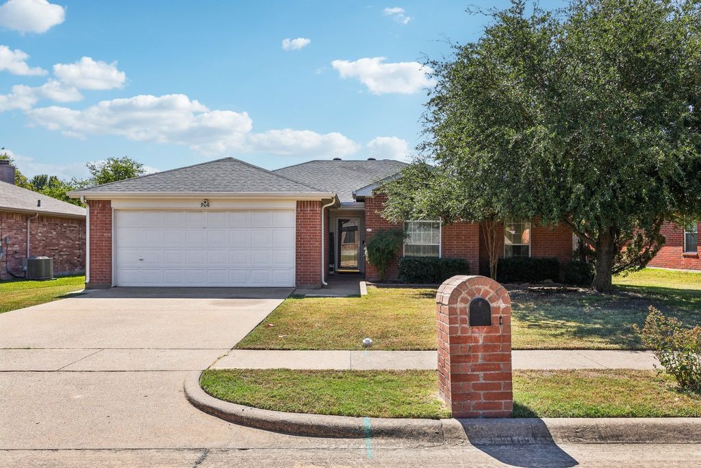 906 Creekview Drive, Waxahachie, TX 75165