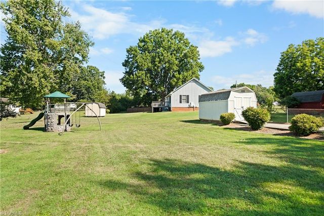 590 N Peace Haven Road, Winston-salem, NC 27104