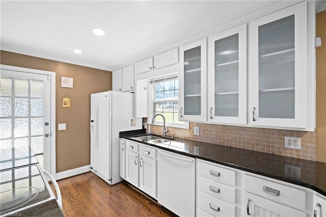 590 N Peace Haven Road, Winston-salem, NC 27104