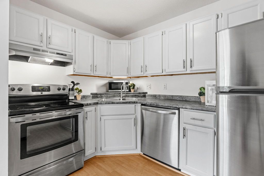 2100 Ridge Drive 22, Saint Louis Park, MN 55416 — photo 2