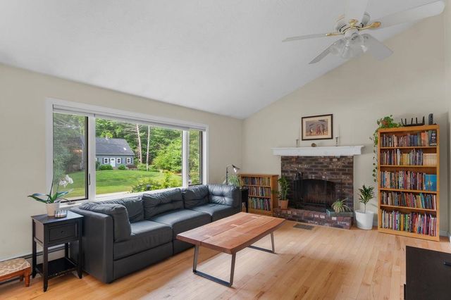 32 Raeder Drive, Stratham, NH 03885