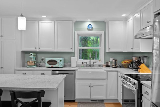 32 Raeder Drive, Stratham, NH 03885