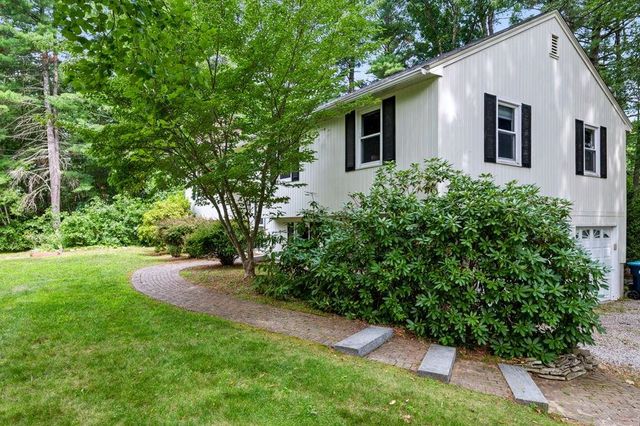 32 Raeder Drive, Stratham, NH 03885