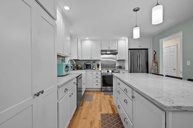 32 Raeder Drive, Stratham, NH 03885