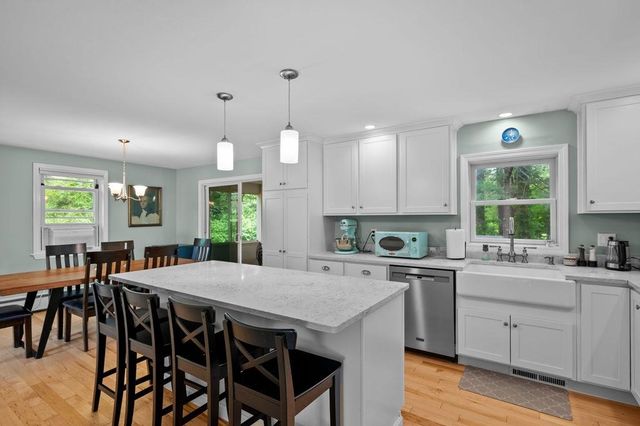 32 Raeder Drive, Stratham, NH 03885