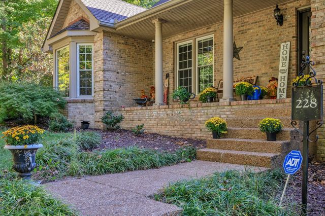 228 Druid Hills Dr, Dickson, TN 37055