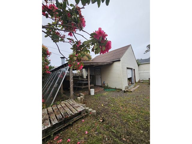 1433 Nw 17TH St, Lincoln City, OR 97367