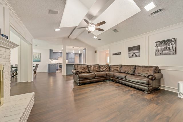 805 Crowley Road, Arlington, TX 76012