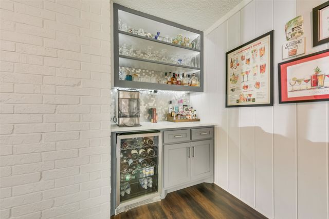 805 Crowley Road, Arlington, TX 76012