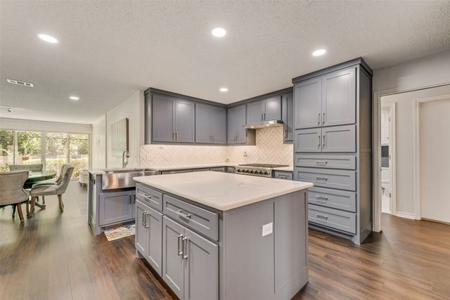 805 Crowley Road, Arlington, TX 76012