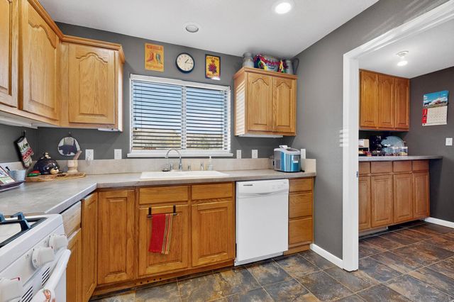 76 Edeal Road SE, Los Lunas, NM 87031