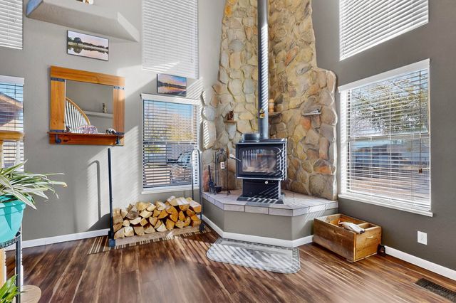 76 Edeal Road SE, Los Lunas, NM 87031