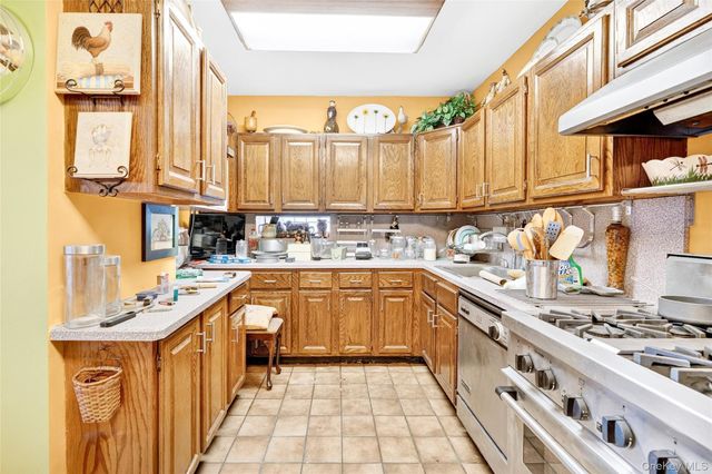 376 Bronx Park Avenue, Bronx, NY 10460