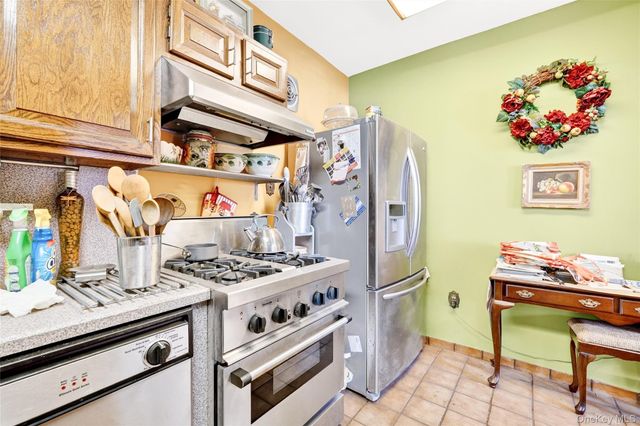 376 Bronx Park Avenue, Bronx, NY 10460