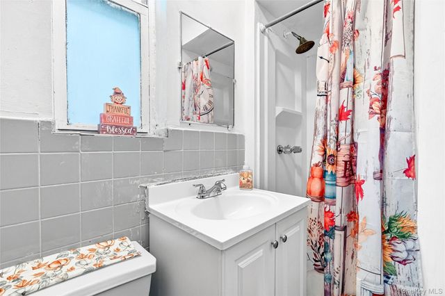 376 Bronx Park Avenue, Bronx, NY 10460