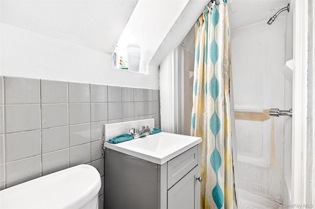 376 Bronx Park Avenue, Bronx, NY 10460