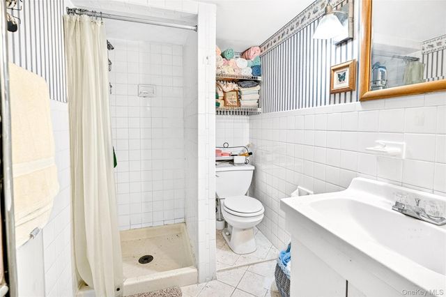 376 Bronx Park Avenue, Bronx, NY 10460