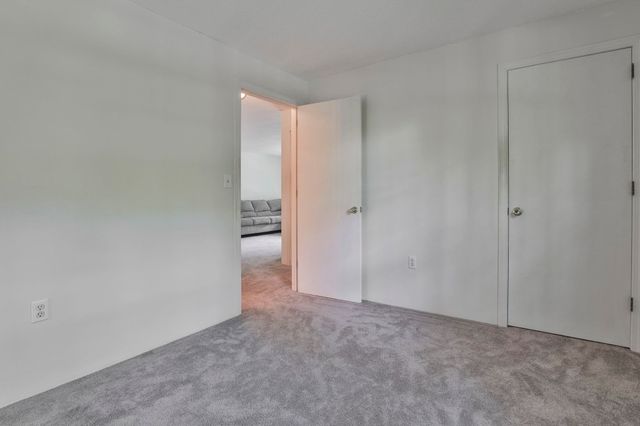 6 Autumn Leaf Dr Apt 20, Nashua, NH 03060