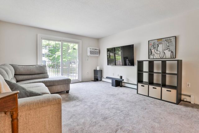 6 Autumn Leaf Dr Apt 20, Nashua, NH 03060