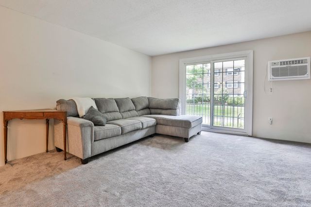 6 Autumn Leaf Dr Apt 20, Nashua, NH 03060