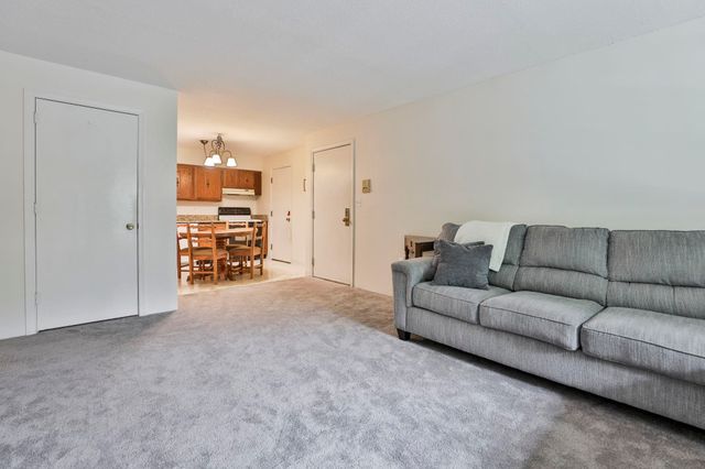 6 Autumn Leaf Dr Apt 20, Nashua, NH 03060