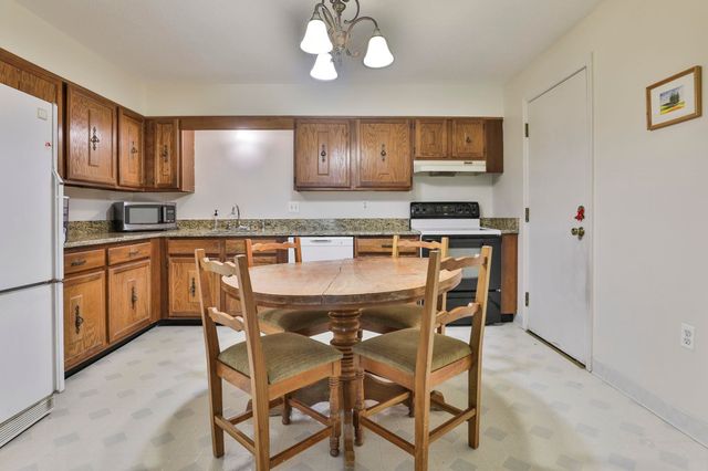 6 Autumn Leaf Dr Apt 20, Nashua, NH 03060
