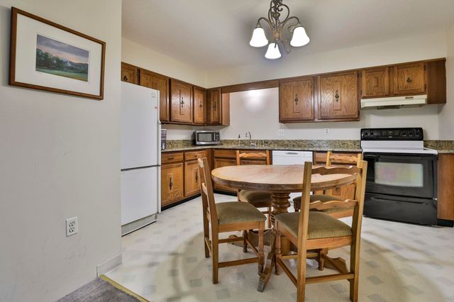 6 Autumn Leaf Dr Apt 20, Nashua, NH 03060