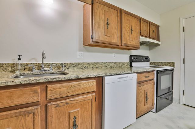 6 Autumn Leaf Dr Apt 20, Nashua, NH 03060