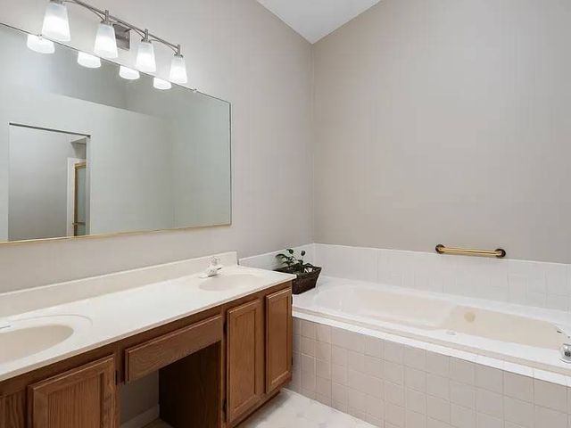 27W220 Chelsea Circle N, Winfield, IL 60190