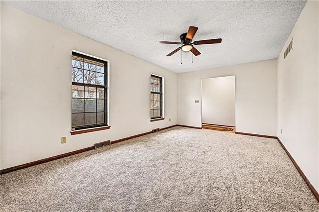 829 NW 69th Street, Kansas City, MO 64118