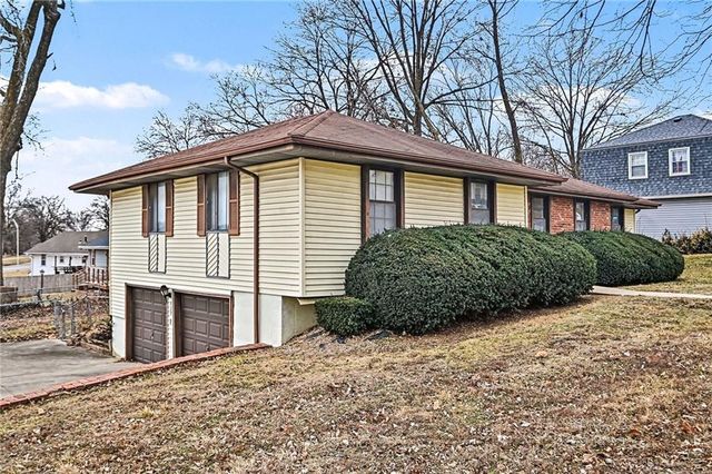 829 NW 69th Street, Kansas City, MO 64118