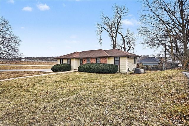 829 NW 69th Street, Kansas City, MO 64118