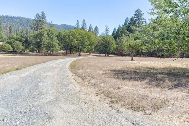 543 Serenity Lane, Grants Pass, OR 97526