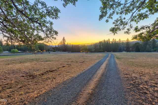 543 Serenity Lane, Grants Pass, OR 97526