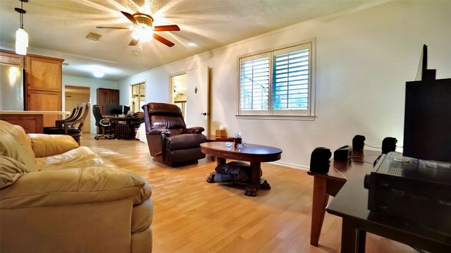 123 Forest Oaks Drive, Gun Barrel City, TX 75156