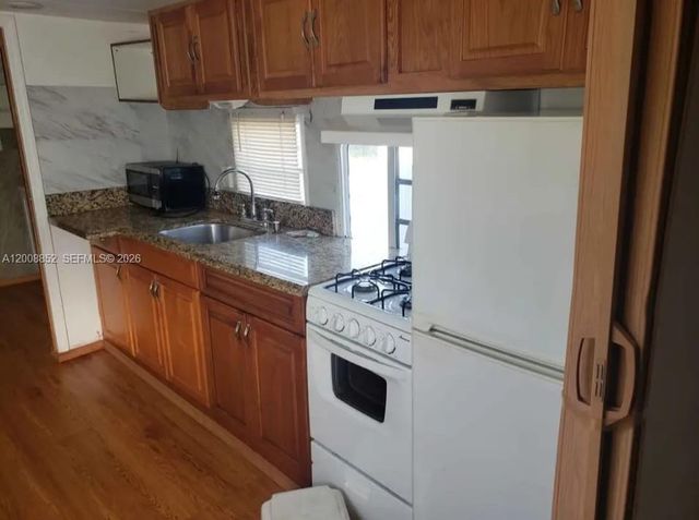 1085 NW 185th Ter RV, Miami Gardens, FL 33169